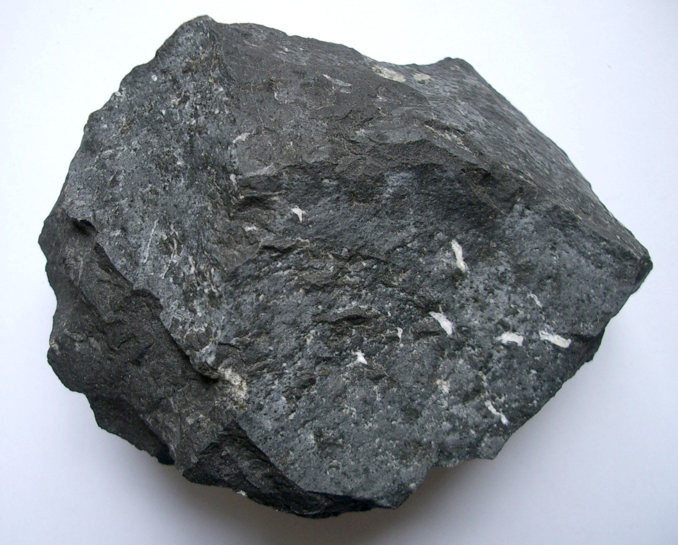 Горная порода 9 букв на к. Базальт минерал. Вулканический базальт камень. Базальт магматическая Горная порода. Базальт эффузивная порода.